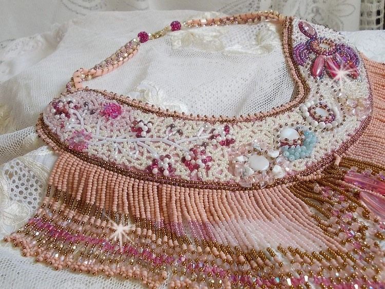 Eternal Rose halsband broderat med halvädelstenar och full av olika kvalitetspärlor.