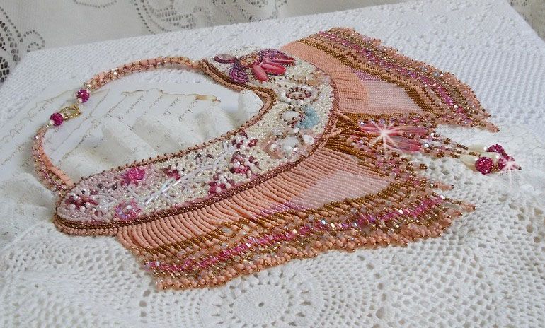 Eternal Rose halsband broderat med halvädelstenar och full av olika kvalitetspärlor.