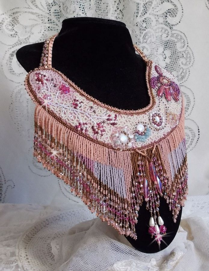 Eternal Rose halsband broderat med halvädelstenar och full av olika kvalitetspärlor.