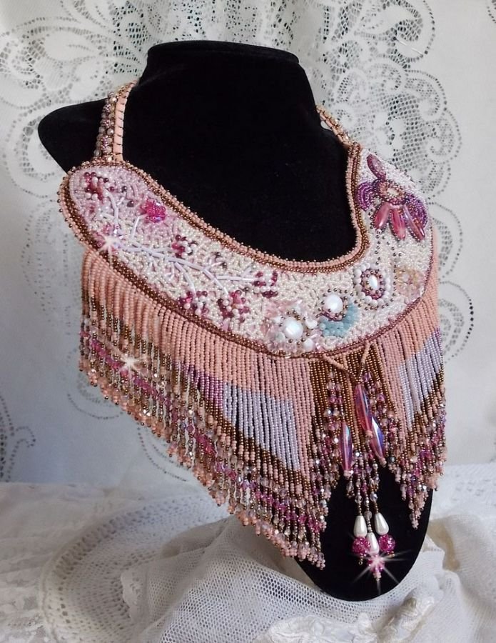 Eternal Rose halsband broderat med halvädelstenar och full av olika kvalitetspärlor.