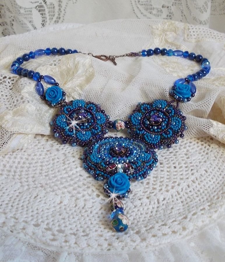 Royal Blue Roses halsband med Swarovski-kristaller och fröpärlor