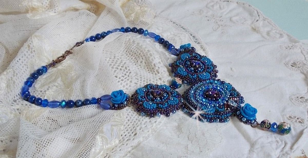 Royal Blue Roses halsband med Swarovski-kristaller och fröpärlor
