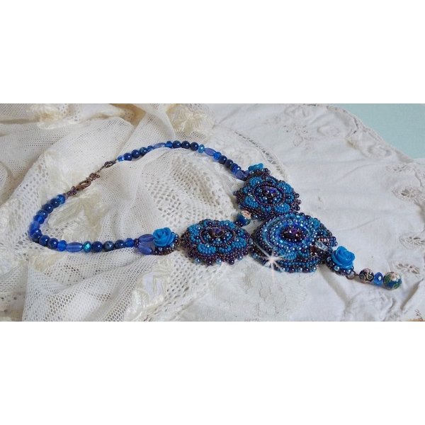 Royal Blue Roses halsband med Swarovski-kristaller och fröpärlor