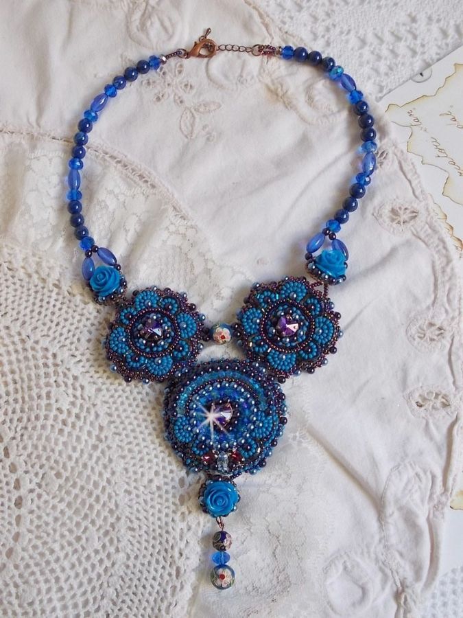 Royal Blue Roses halsband med Swarovski-kristaller och fröpärlor