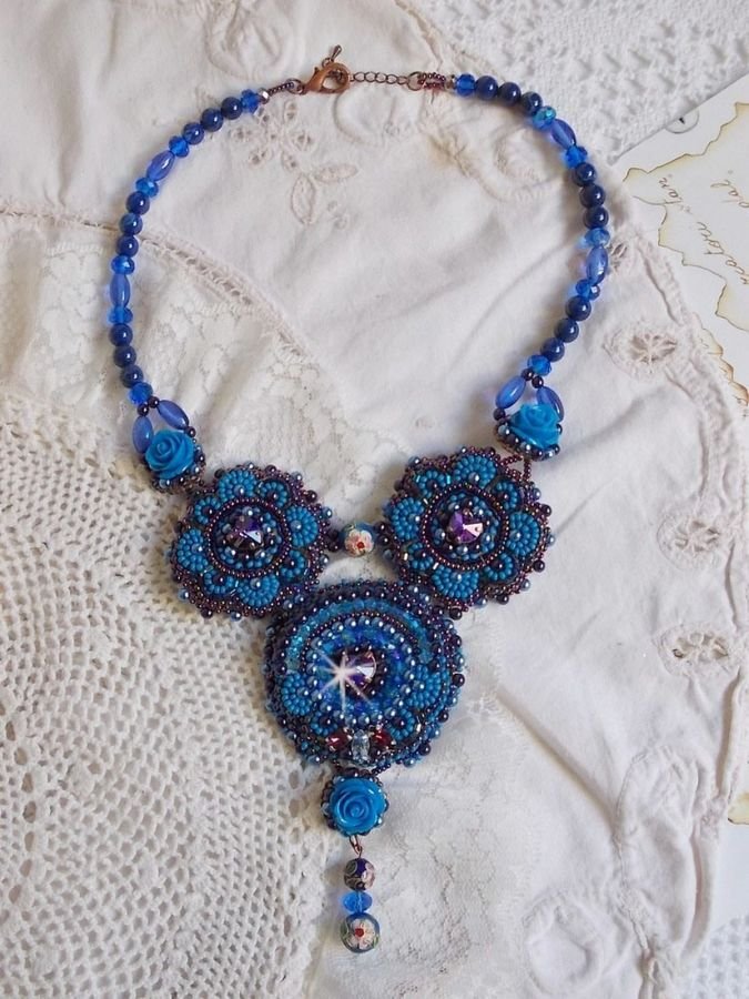 Royal Blue Roses halsband med Swarovski-kristaller och fröpärlor