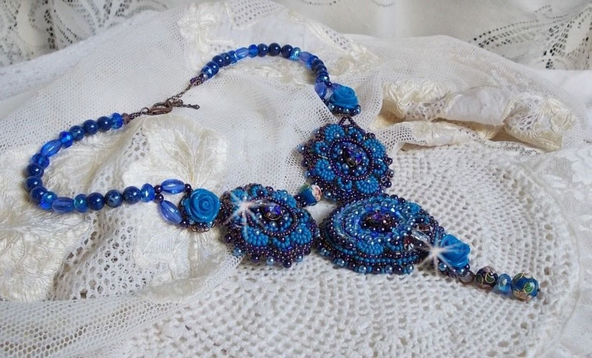 Royal Blue Roses halsband med Swarovski-kristaller och fröpärlor