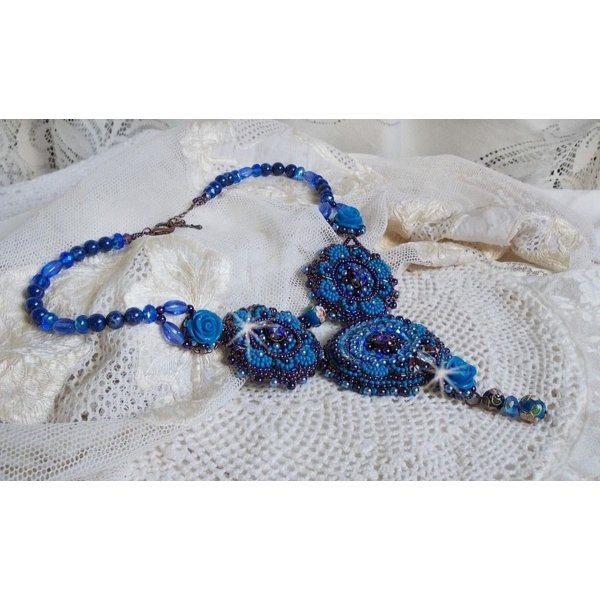Royal Blue Roses halsband med Swarovski-kristaller och fröpärlor