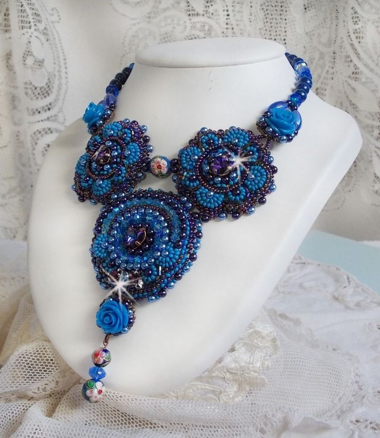 Royal Blue Roses halsband med Swarovski-kristaller och fröpärlor
