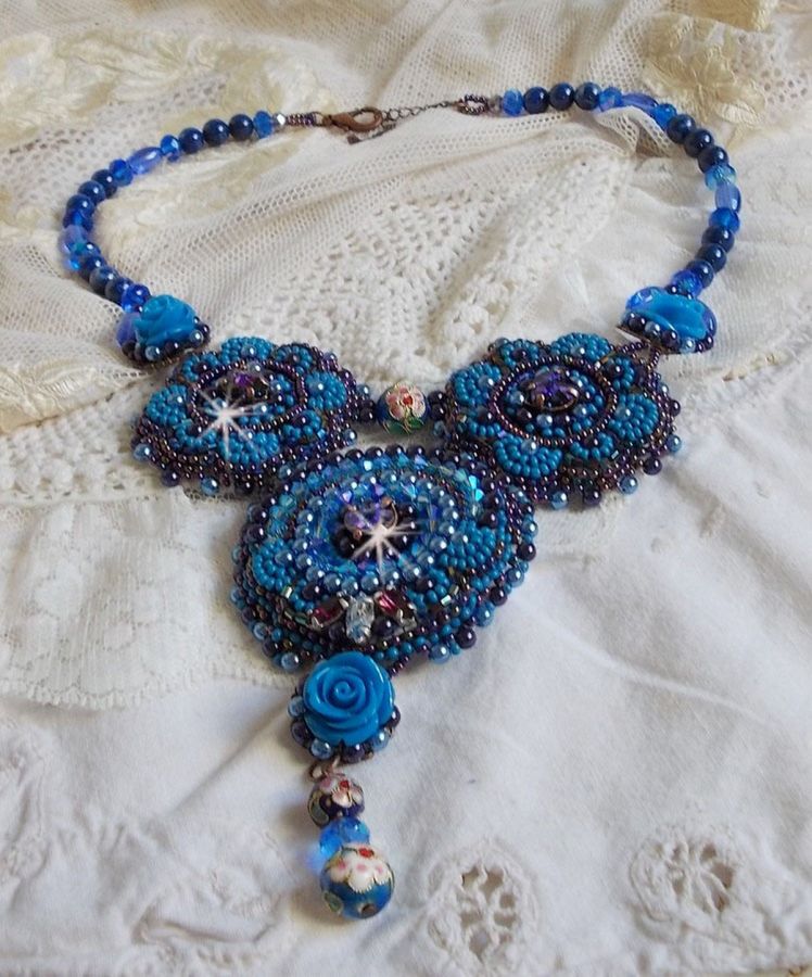 Royal Blue Roses halsband med Swarovski-kristaller och fröpärlor