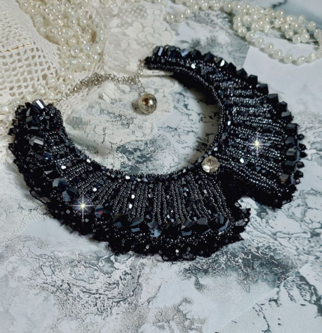 Halsband med Swarovski-kristaller och svart spets Haute-Couture-stil