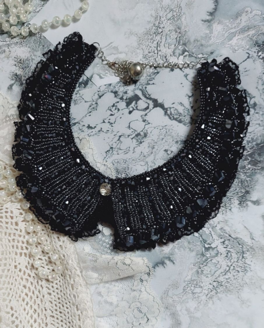 Halsband med Swarovski-kristaller och svart spets Haute-Couture-stil