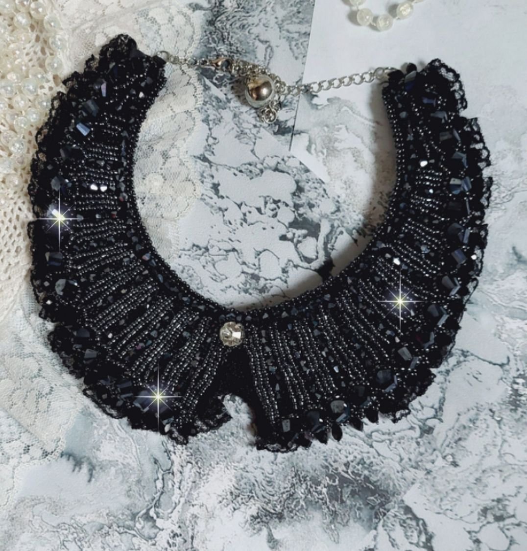 Halsband med Swarovski-kristaller och svart spets Haute-Couture-stil