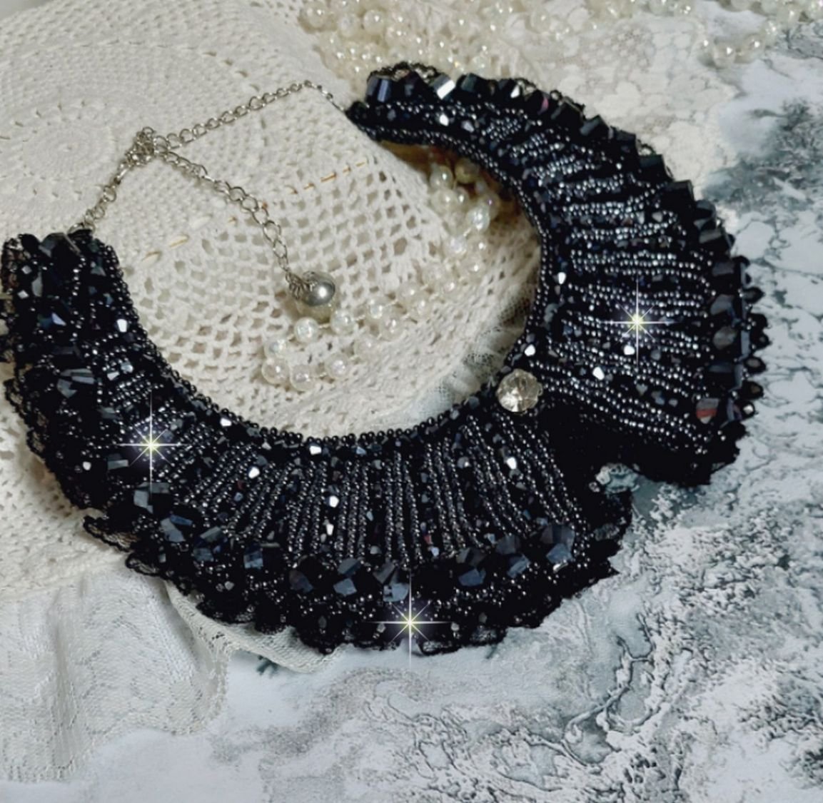 Halsband med Swarovski-kristaller och svart spets Haute-Couture-stil
