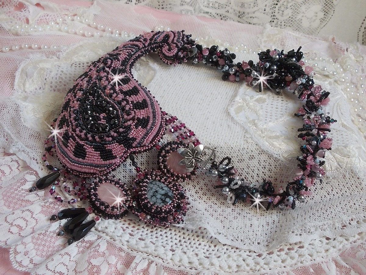 Halsband plastrron Ville d'un Soir Noir et Rose, en reflektion av ljus broderat med kvarts och Swarovski-kristaller