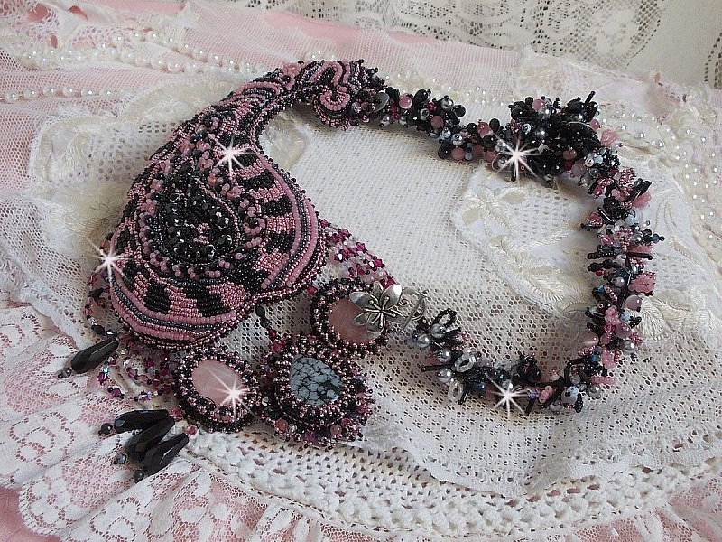 Halsband plastrron Ville d'un Soir Noir et Rose, en reflektion av ljus broderat med kvarts och Swarovski-kristaller