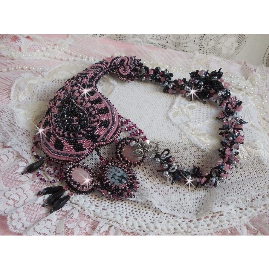 Halsband plastrron Ville d'un Soir Noir et Rose, en reflektion av ljus broderat med kvarts och Swarovski-kristaller