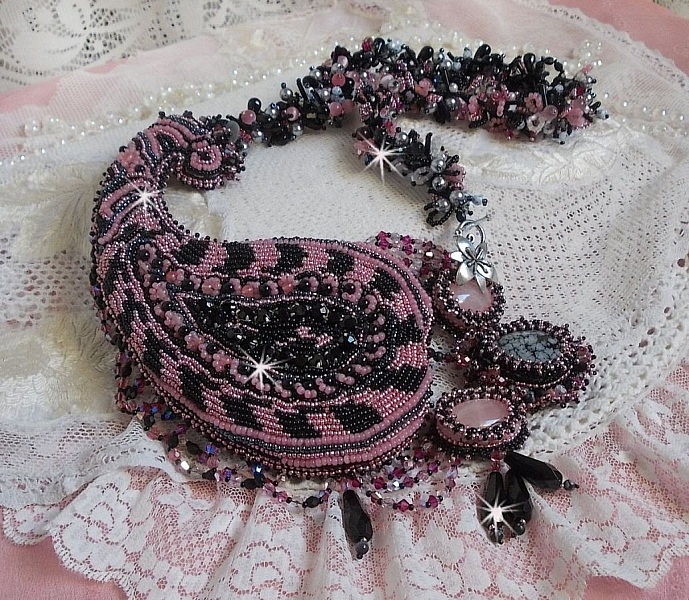 Halsband plastrron Ville d'un Soir Noir et Rose, en reflektion av ljus broderat med kvarts och Swarovski-kristaller