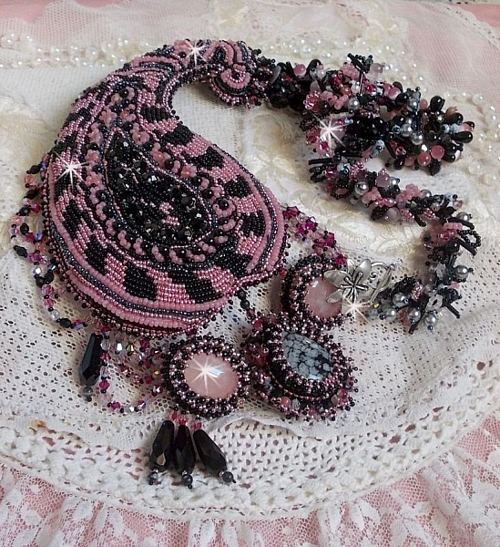 Halsband plastrron Ville d'un Soir Noir et Rose, en reflektion av ljus broderat med kvarts och Swarovski-kristaller