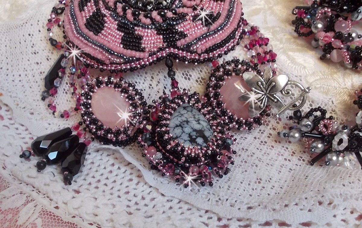 Halsband plastrron Ville d'un Soir Noir et Rose, en reflektion av ljus broderat med kvarts och Swarovski-kristaller