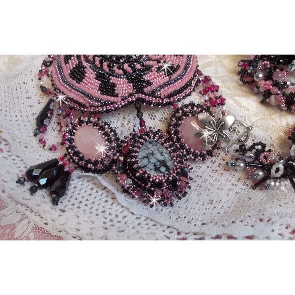 Halsband plastrron Ville d'un Soir Noir et Rose, en reflektion av ljus broderat med kvarts och Swarovski-kristaller