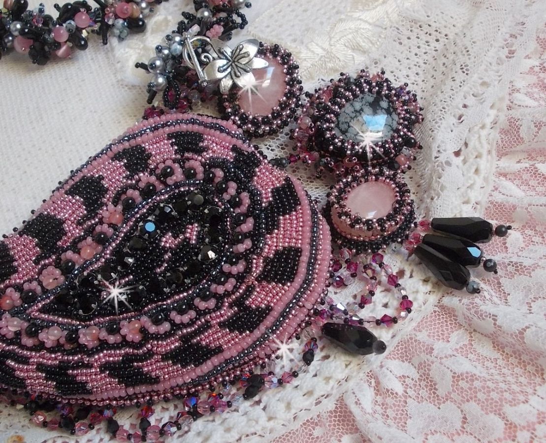 Halsband plastrron Ville d'un Soir Noir et Rose, en reflektion av ljus broderat med kvarts och Swarovski-kristaller