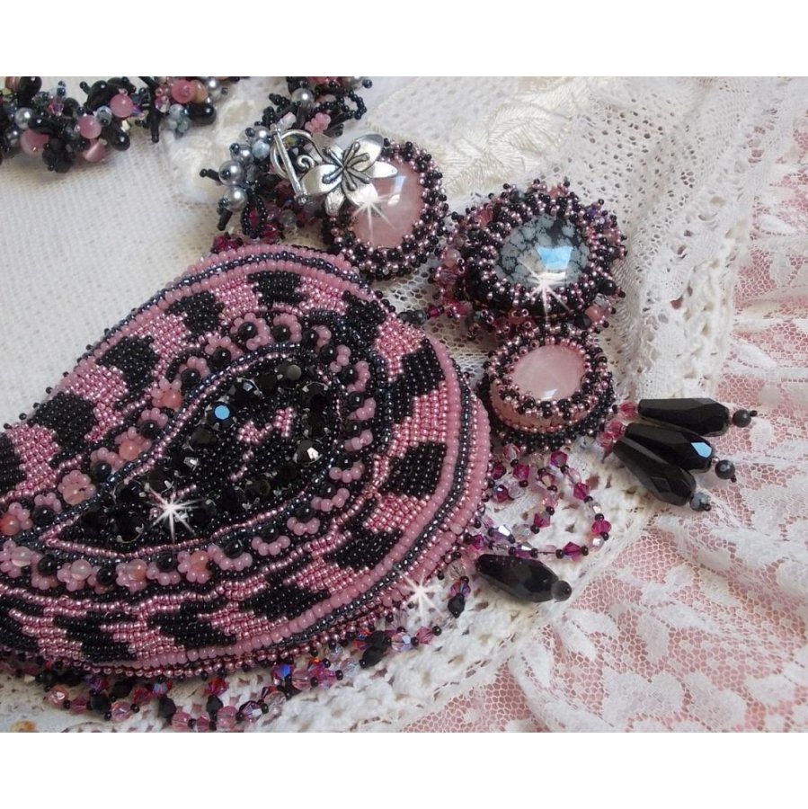 Halsband plastrron Ville d'un Soir Noir et Rose, en reflektion av ljus broderat med kvarts och Swarovski-kristaller