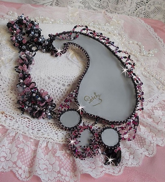 Halsband plastrron Ville d'un Soir Noir et Rose, en reflektion av ljus broderat med kvarts och Swarovski-kristaller