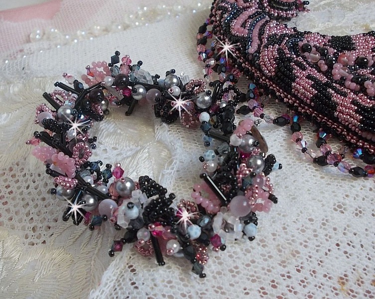 Halsband plastrron Ville d'un Soir Noir et Rose, en reflektion av ljus broderat med kvarts och Swarovski-kristaller