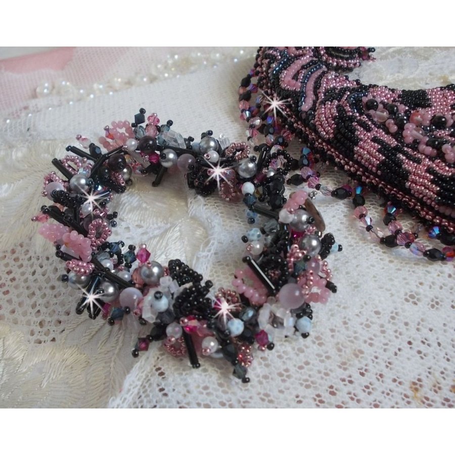 Halsband plastrron Ville d'un Soir Noir et Rose, en reflektion av ljus broderat med kvarts och Swarovski-kristaller