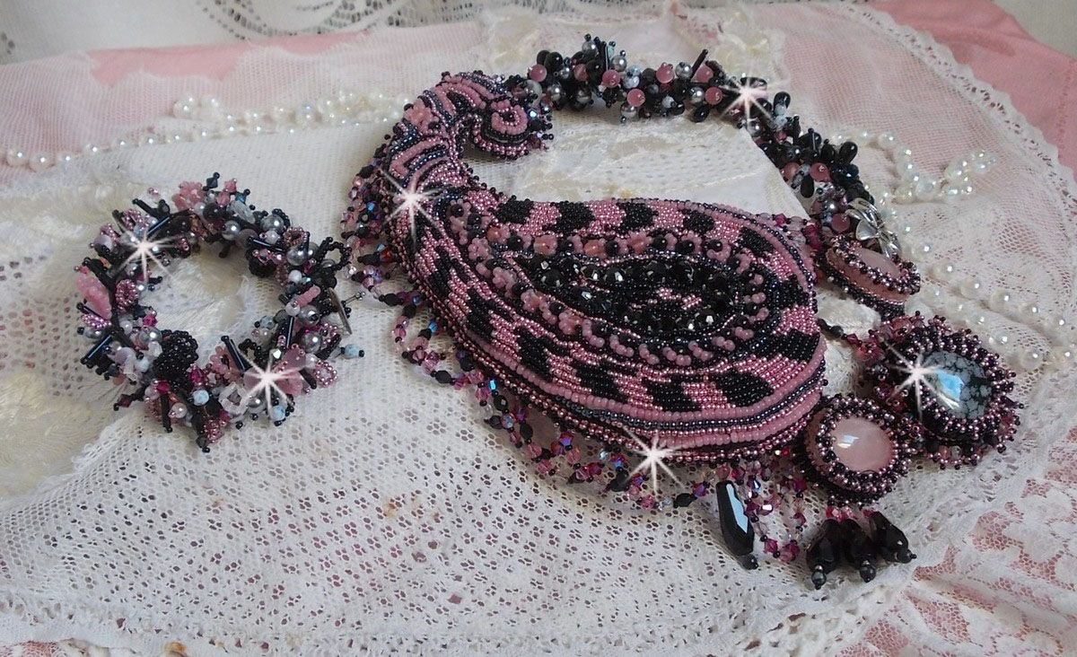 Halsband plastrron Ville d'un Soir Noir et Rose, en reflektion av ljus broderat med kvarts och Swarovski-kristaller