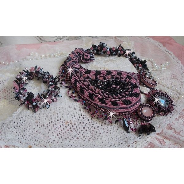 Halsband plastrron Ville d'un Soir Noir et Rose, en reflektion av ljus broderat med kvarts och Swarovski-kristaller