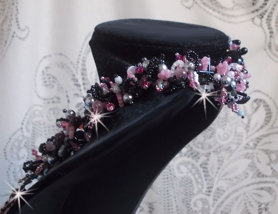 Halsband plastrron Ville d'un Soir Noir et Rose, en reflektion av ljus broderat med kvarts och Swarovski-kristaller