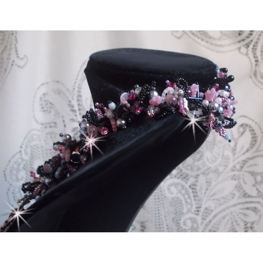 Halsband plastrron Ville d'un Soir Noir et Rose, en reflektion av ljus broderat med kvarts och Swarovski-kristaller