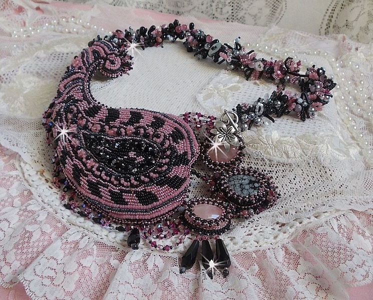 Halsband plastrron Ville d'un Soir Noir et Rose, en reflektion av ljus broderat med kvarts och Swarovski-kristaller