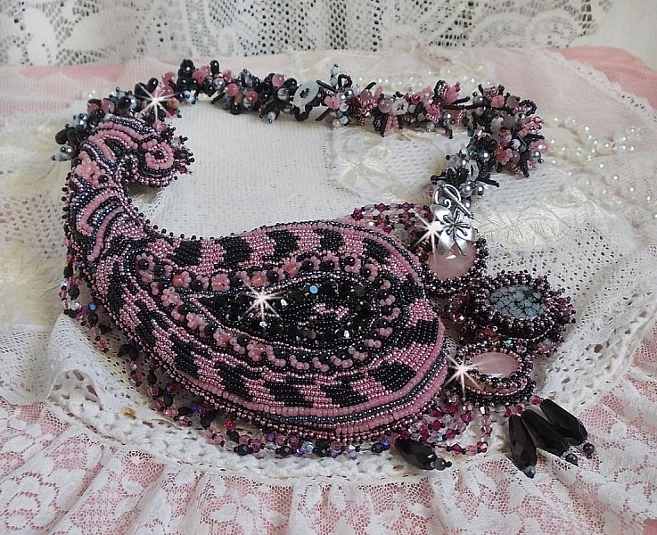 Halsband plastrron Ville d'un Soir Noir et Rose, en reflektion av ljus broderat med kvarts och Swarovski-kristaller