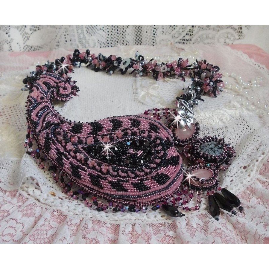 Halsband plastrron Ville d'un Soir Noir et Rose, en reflektion av ljus broderat med kvarts och Swarovski-kristaller