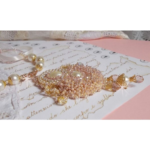 Poudre de Riz halsband broderat med Swarovskikristaller, guldpläterade accessoarer, pärlpärlor och fröpärlor.