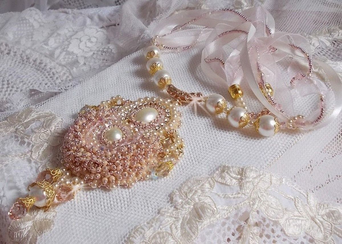 Poudre de Riz halsband broderat med Swarovskikristaller, guldpläterade accessoarer, pärlpärlor och fröpärlor.