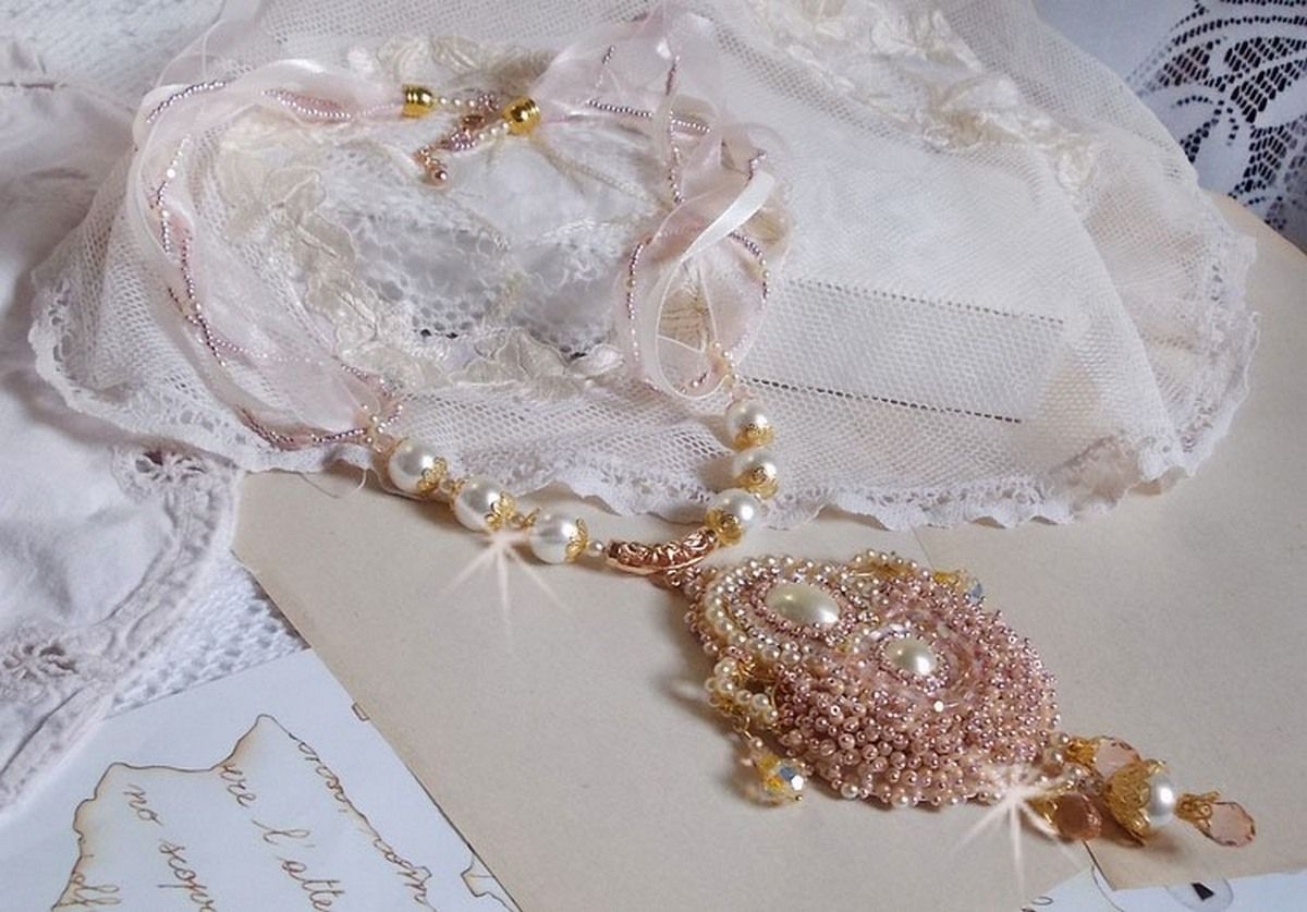 Poudre de Riz halsband broderat med Swarovskikristaller, guldpläterade accessoarer, pärlpärlor och fröpärlor.