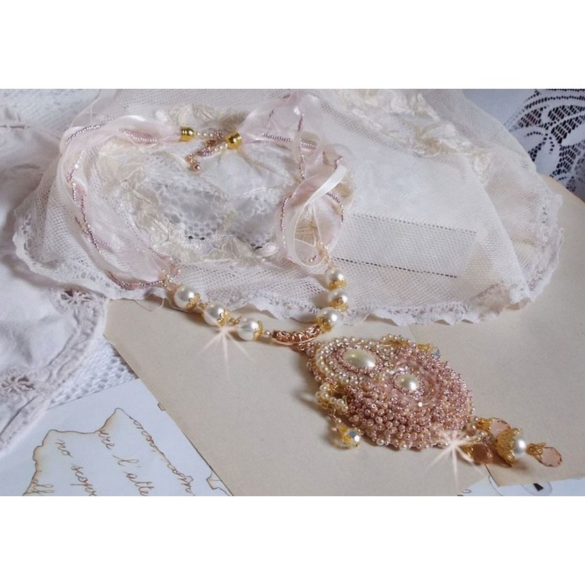 Poudre de Riz halsband broderat med Swarovskikristaller, guldpläterade accessoarer, pärlpärlor och fröpärlor.