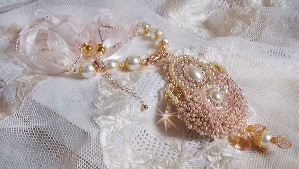 Poudre de Riz halsband broderat med Swarovskikristaller, guldpläterade accessoarer, pärlpärlor och fröpärlor.