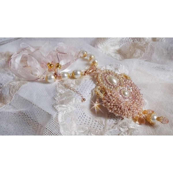 Poudre de Riz halsband broderat med Swarovskikristaller, guldpläterade accessoarer, pärlpärlor och fröpärlor.
