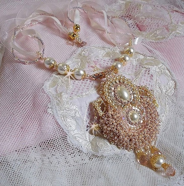 Poudre de Riz halsband broderat med Swarovskikristaller, guldpl&auml;terade accessoarer, p&auml;rlp&auml;rlor och fr&ouml;p&auml;rlor.