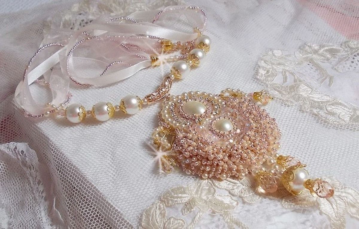 Poudre de Riz halsband broderat med Swarovskikristaller, guldpläterade accessoarer, pärlpärlor och fröpärlor.