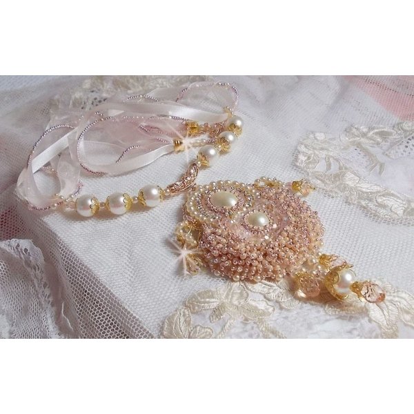 Poudre de Riz halsband broderat med Swarovskikristaller, guldpläterade accessoarer, pärlpärlor och fröpärlor.