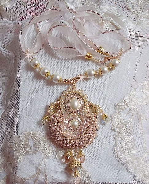 Poudre de Riz halsband broderat med Swarovskikristaller, guldpl&auml;terade accessoarer, p&auml;rlp&auml;rlor och fr&ouml;p&auml;rlor.