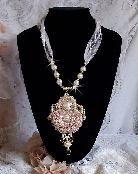 Poudre de Riz halsband broderat med Swarovskikristaller, guldpl&auml;terade accessoarer, p&auml;rlp&auml;rlor och fr&ouml;p&auml;rlor.
