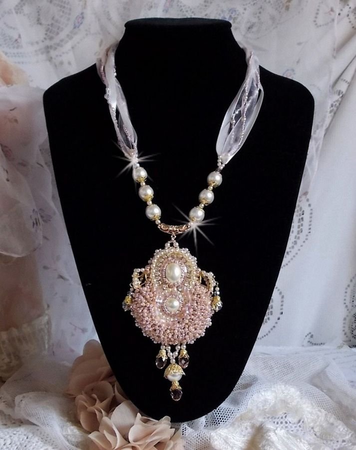 Poudre de Riz halsband broderat med Swarovskikristaller, guldpläterade accessoarer, pärlpärlor och fröpärlor.