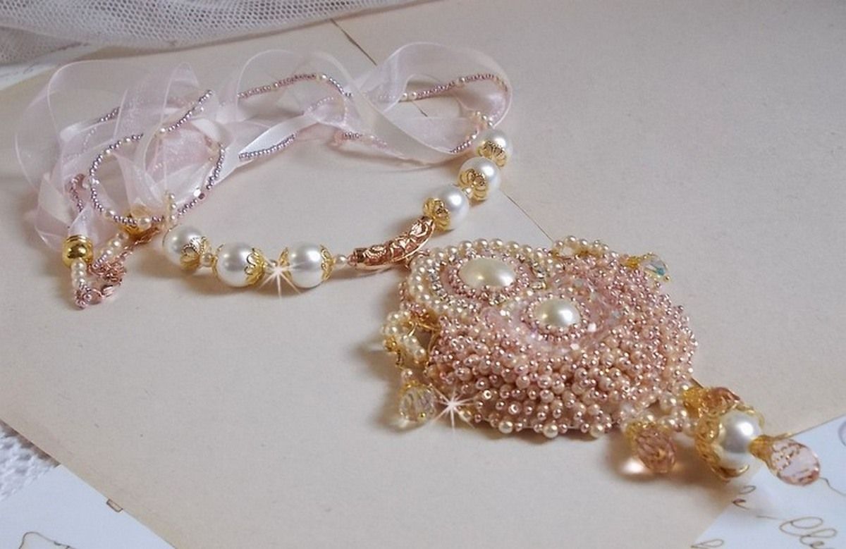 Poudre de Riz halsband broderat med Swarovskikristaller, guldpläterade accessoarer, pärlpärlor och fröpärlor.