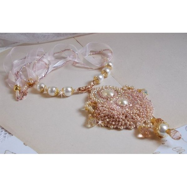 Poudre de Riz halsband broderat med Swarovskikristaller, guldpläterade accessoarer, pärlpärlor och fröpärlor.